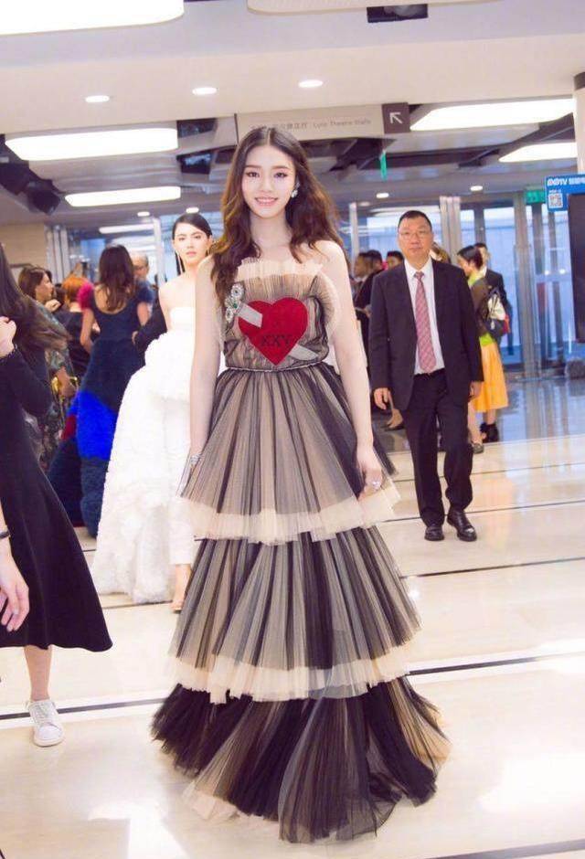 杨幂一身绿色礼服美出新高度,林允的蛋糕裙好看吗_气质_活动_时尚