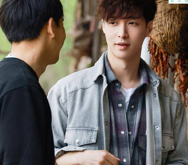 张艺兴偶像包袱真重,坐三轮车仍不忘撩头发,像极了大佬出街_摄像_跑车