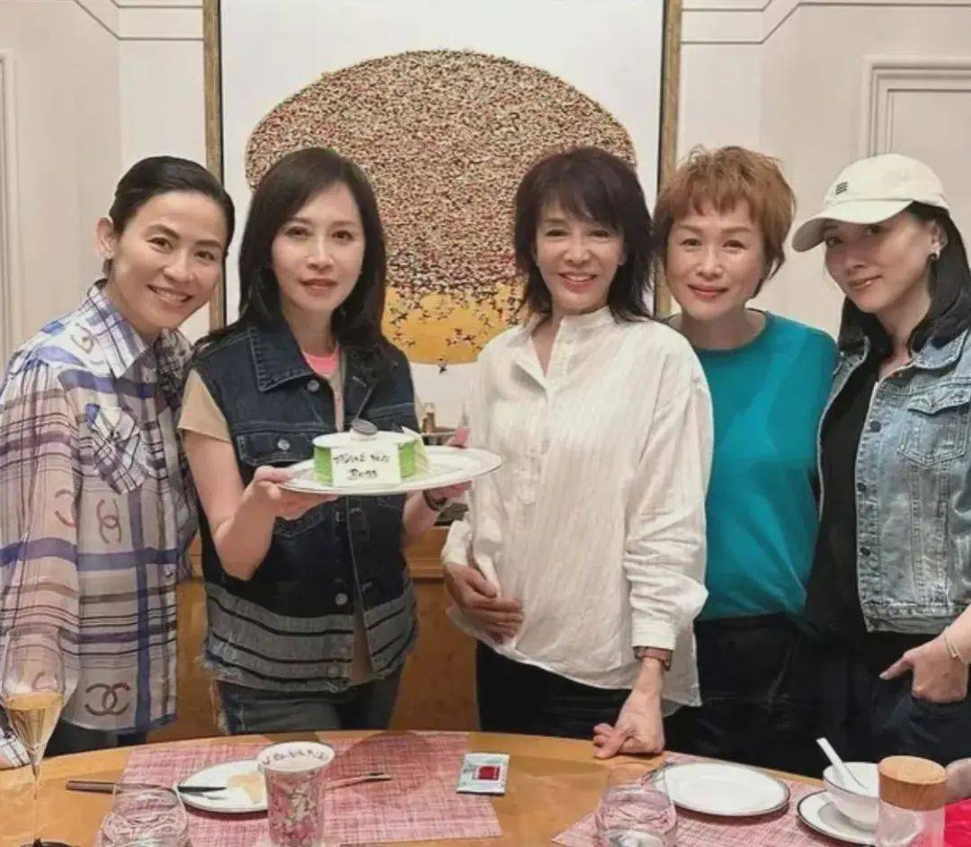 宣萱素颜自然且自信,中年打扮也不装嫩,这53岁看起来就像35岁!