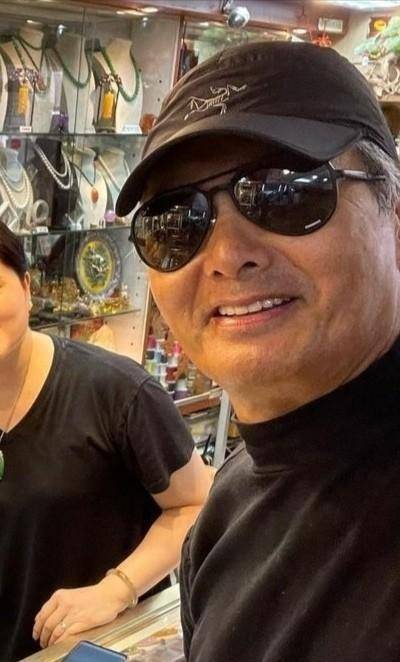 周润发晒健身合照,被曝身体健康不少,还会给同伴按摩正骨_卢海鹏_状态