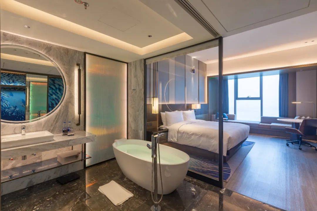 这间万丽酒店的客房,用三个词可以很好地概括它的特色:全湖景,开阔,蓝