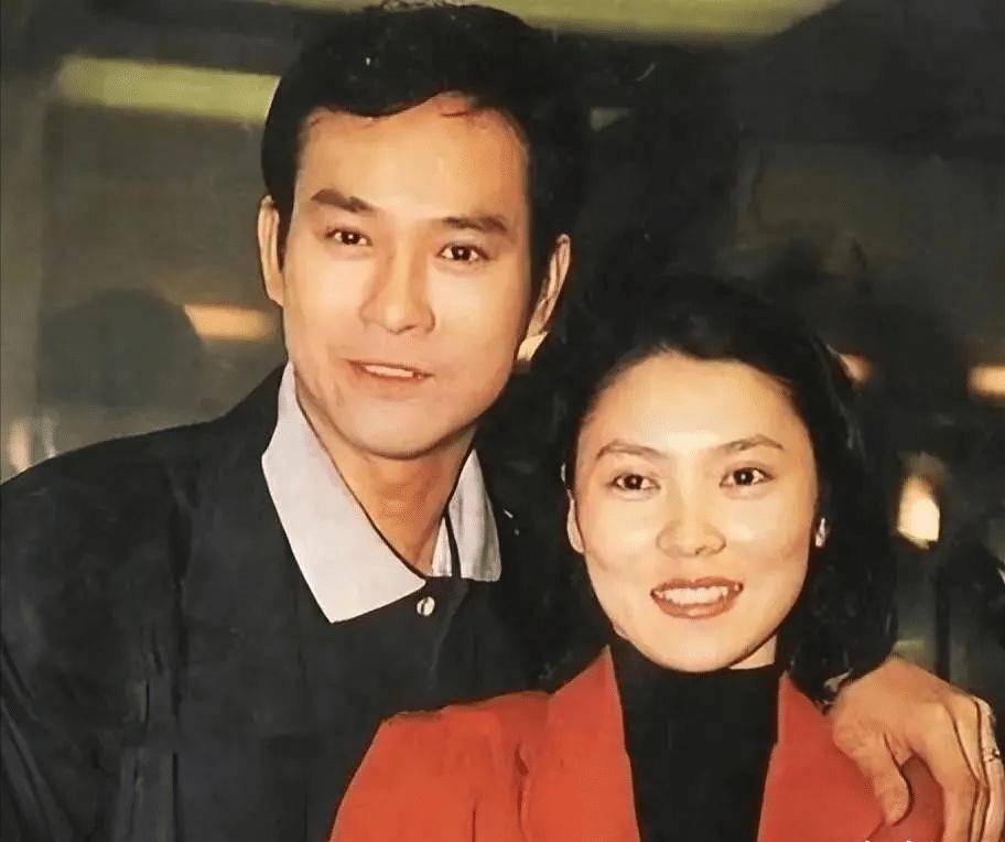 同是郑少秋女儿,沈殿霞生的郑欣宜和官晶华生的待遇天差地别_生活