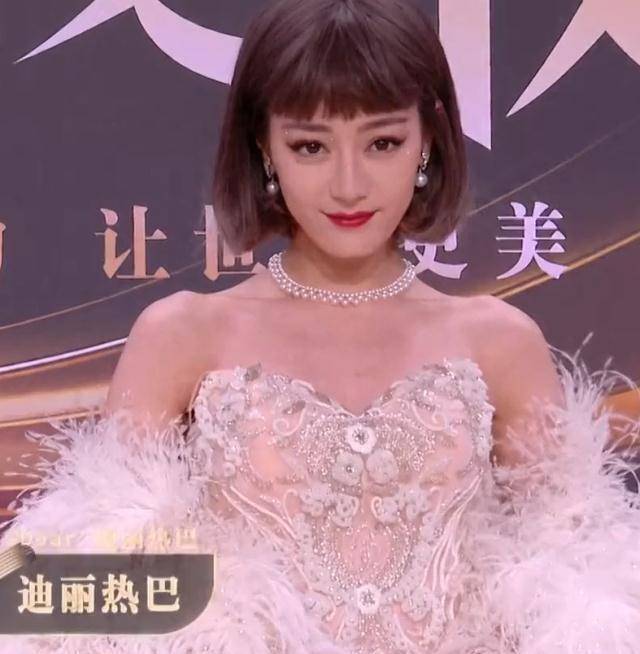 原来的迪丽热巴陷入了怀孕风波,疑似孩子是黄景瑜,将出国待产!