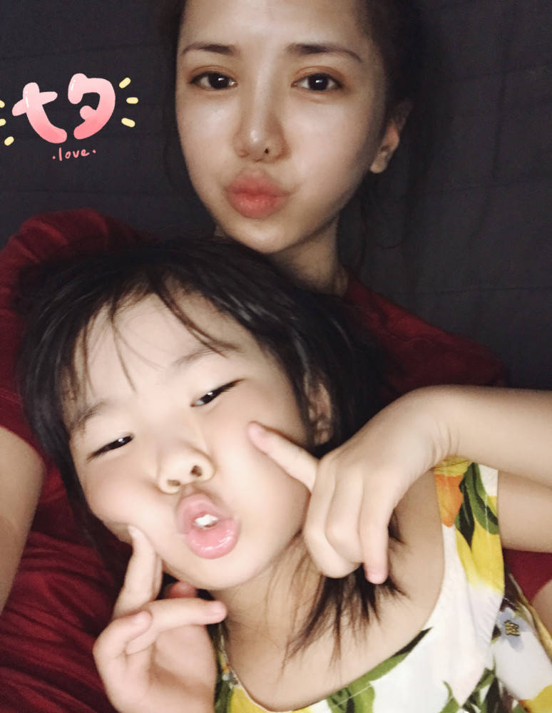 爆料李小璐40岁姐妹带6岁女儿嫁人,新郎比她小15岁,引网友热议_李桃