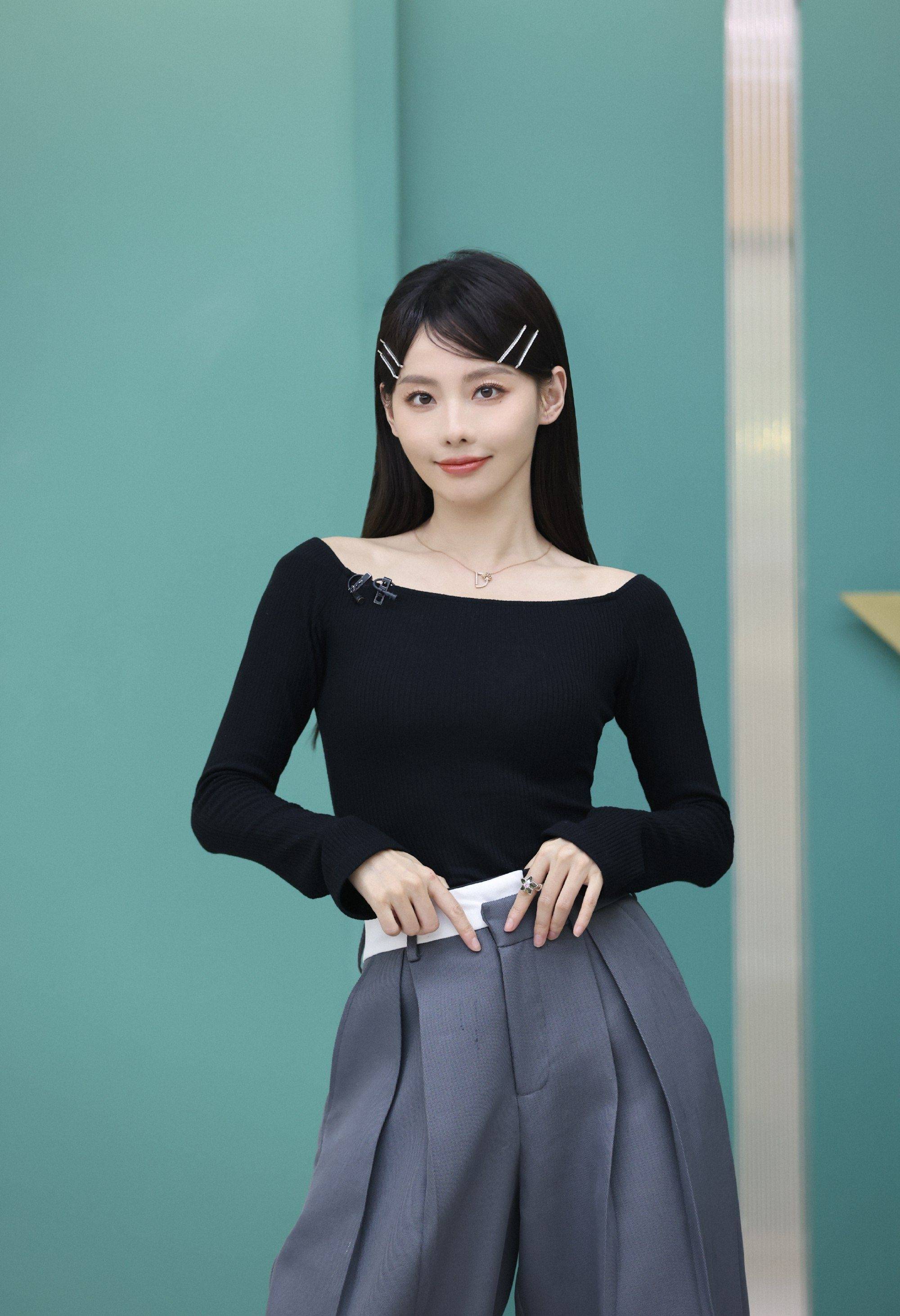 张嘉倪解锁唱演曲期待小兔性感香肩写真_卫衣_百褶裙_灰色