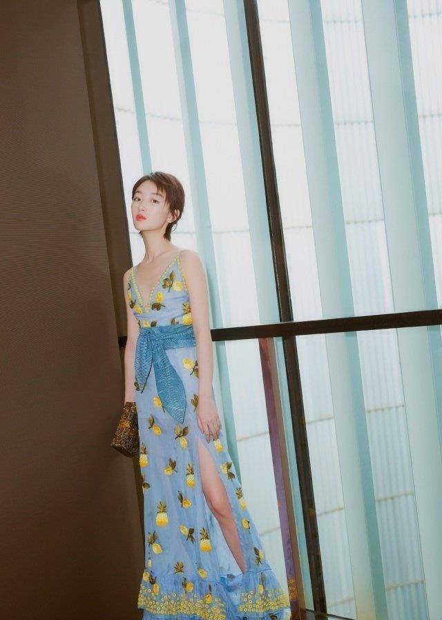 周冬雨替王子文出演《欢乐颂》曲筱绡,啃黄瓜瘦成纸片人,女星减肥真够
