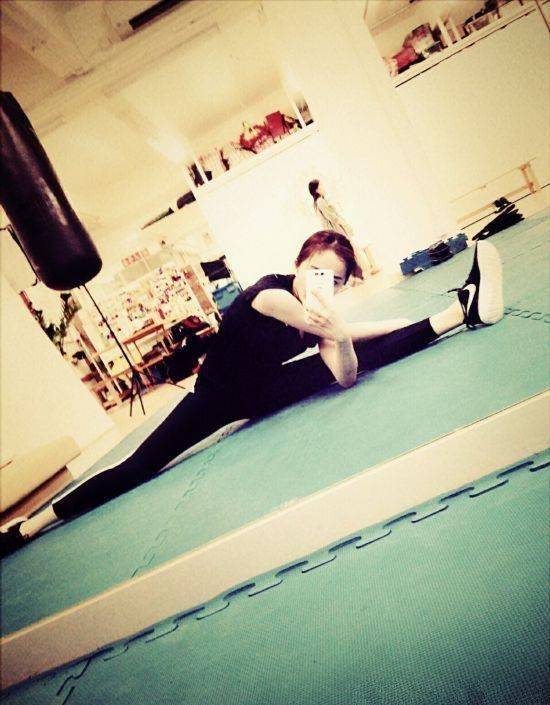 赵丽颖一字马笑喷了,baby隔着屏幕都觉得疼,网友:热巴是假腿吧_邓紫棋