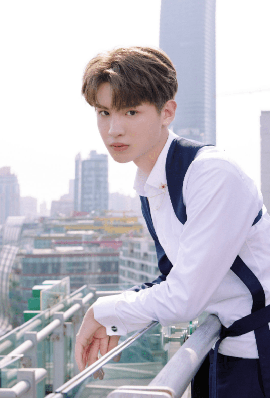 出道3年,黄明昊首次官宣新身份,看清是啥后:19岁就这样了?