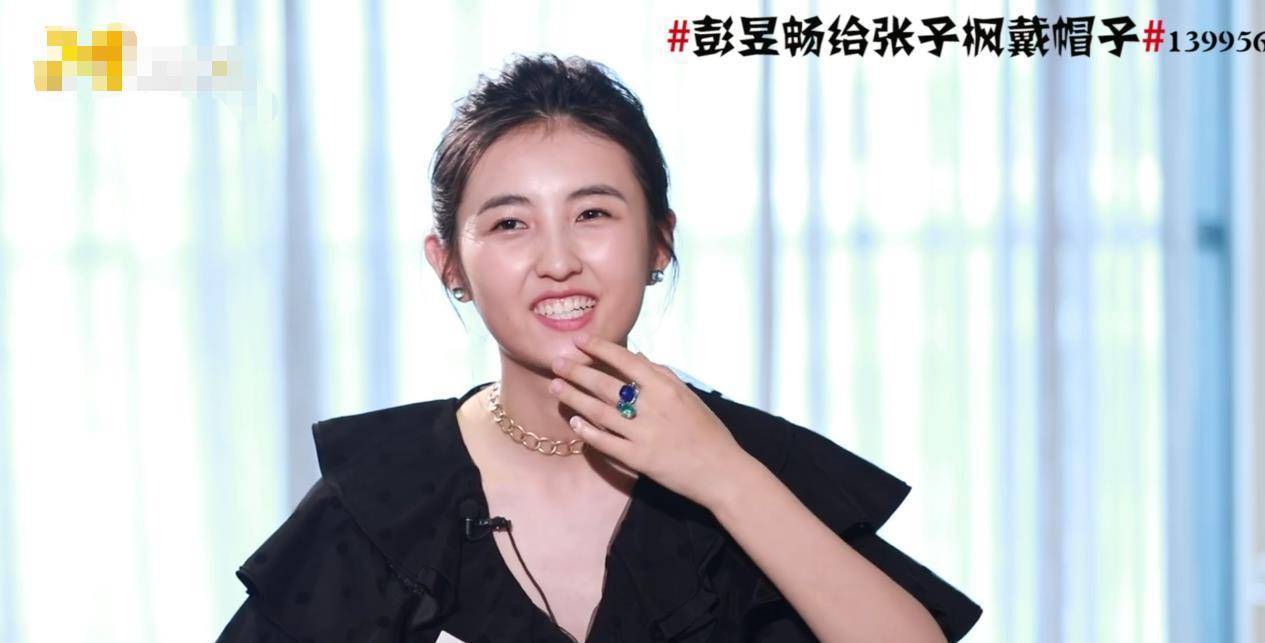 张子枫回应彭昱畅给自己戴帽子:淋了雨又有汗的帽子往我脸上扣_电影