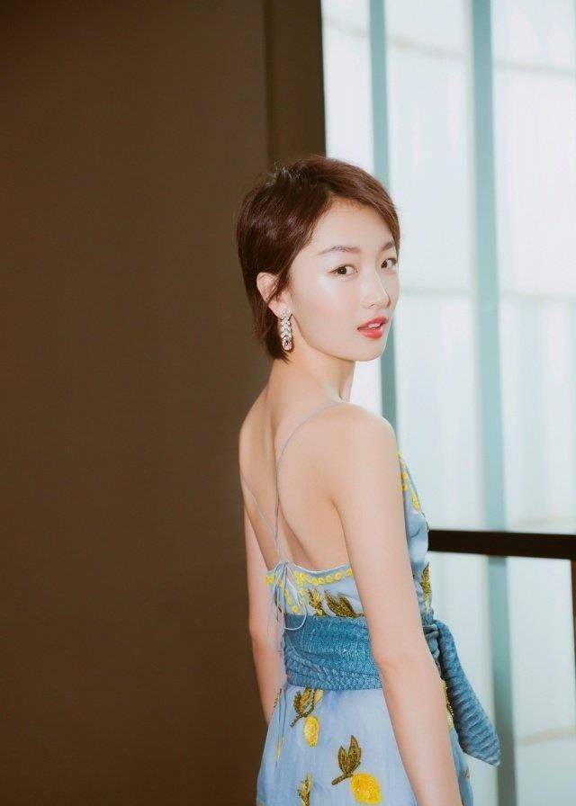 周冬雨替王子文出演《欢乐颂》曲筱绡,啃黄瓜瘦成纸片人,女星减肥真够