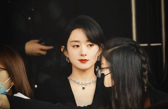 赵丽颖的造型闵塔鲨发文称"迷人的赵姐,演绎刚发布一个月的2021春夏