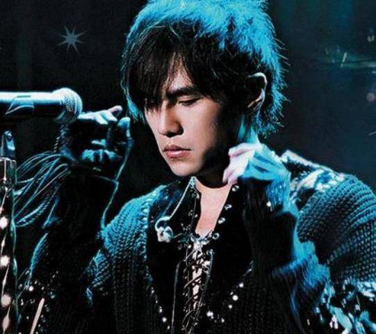 周杰伦最容易跑调4首歌,《以父之名》不算什么,这首才是真难唱_歌曲