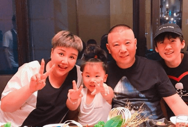 凑巧的是王惠(郭麒麟的母亲)也在现场,不知道王惠见了这个儿媳妇是否