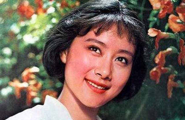 张凯丽美不过她,和李雪健搭档后爆红,嫁丑老公生的儿子一般_黄梅莹_很