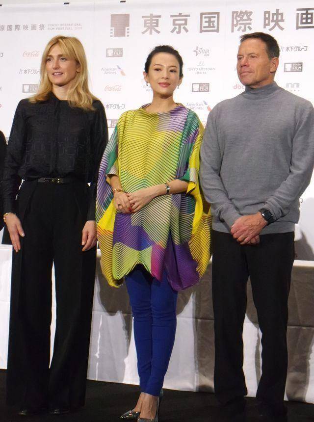 章子怡官宣怀二胎后现身,穿宽版上衣遮孕肚,全程蹬高跟不惧危险