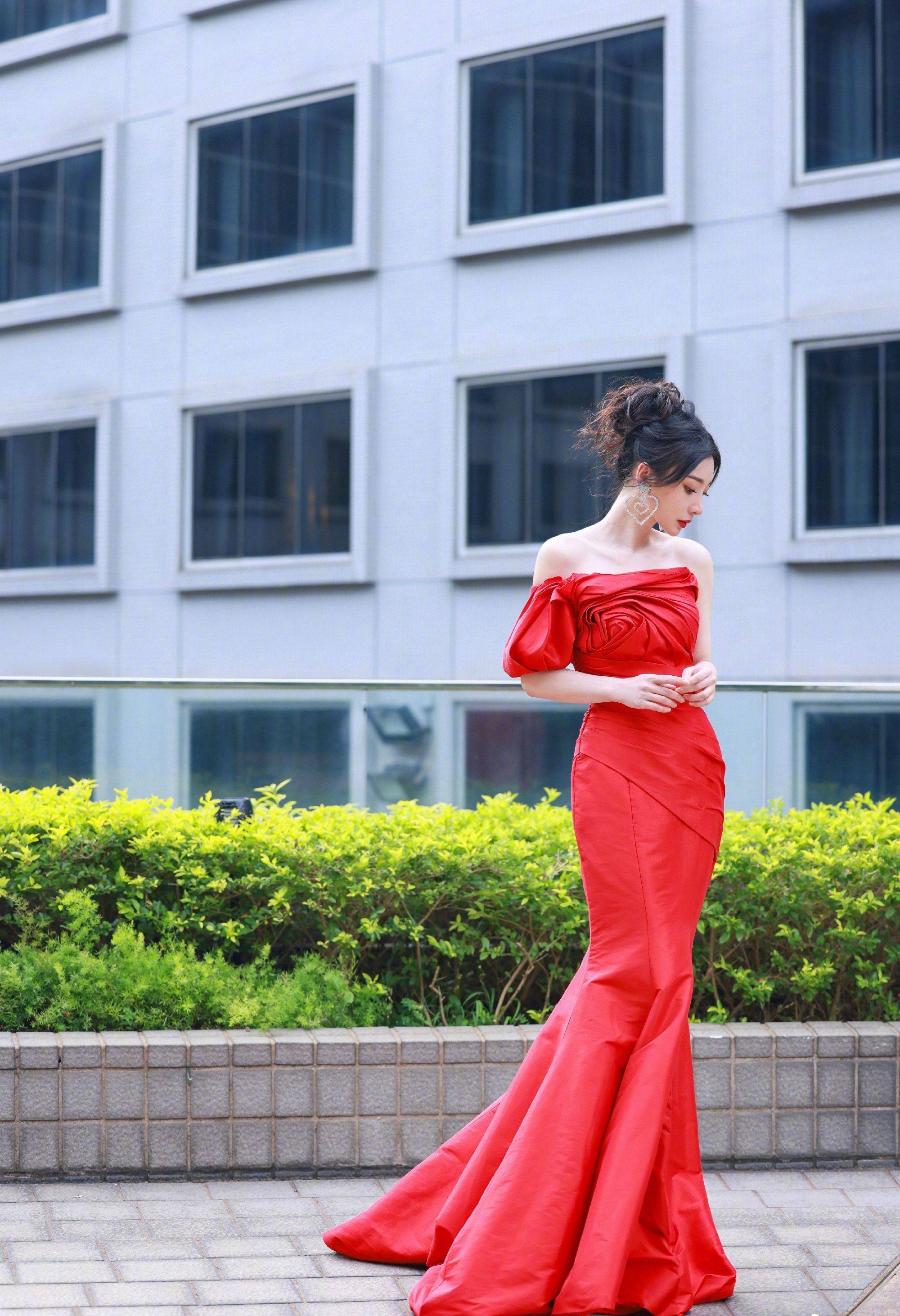 柳岩复古盘发红唇港风性感写真_眼睛_卷发_黑色