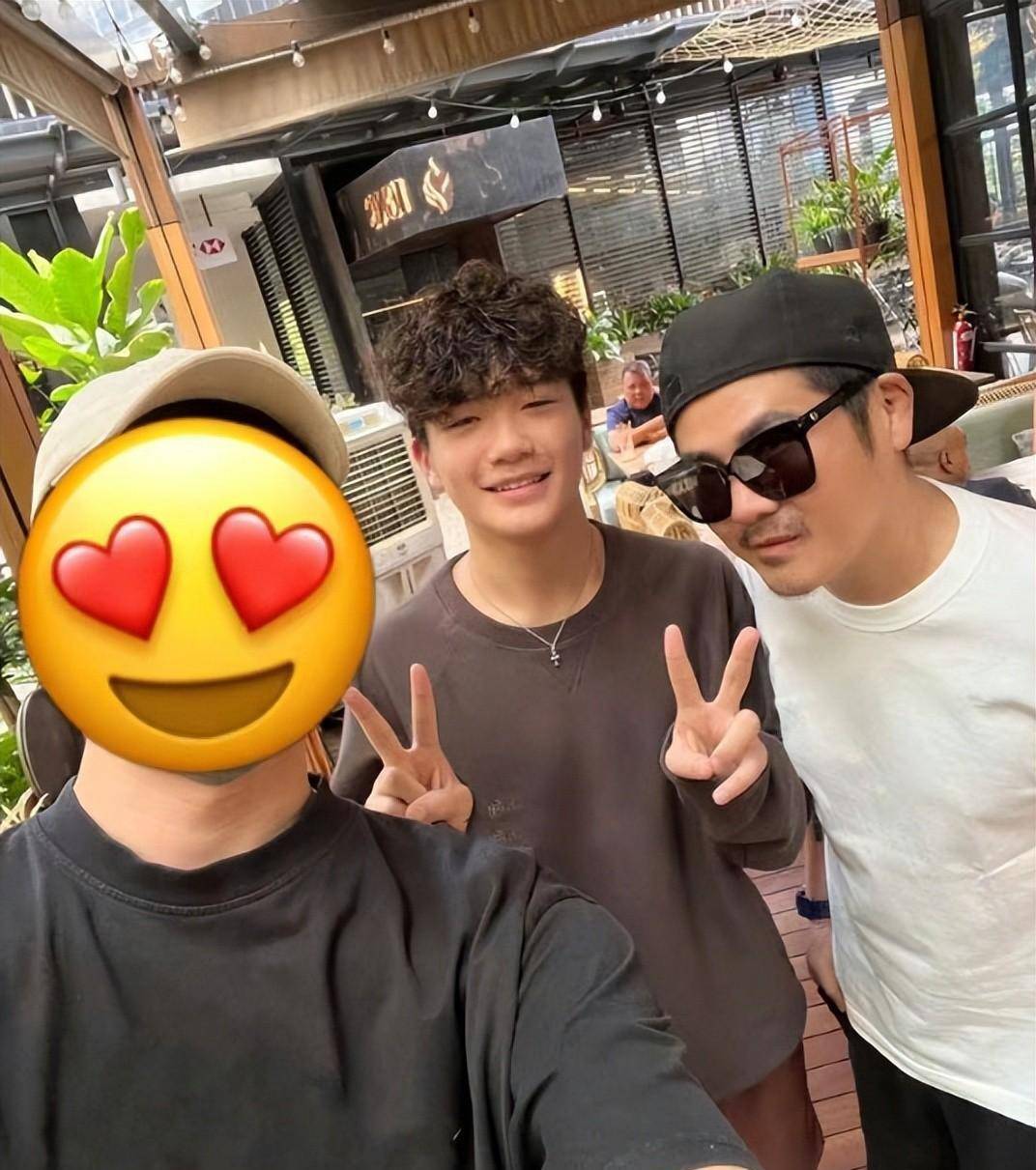 曹格一双儿女晒近照,14岁儿子身高超爸爸,12岁女儿穿露脐装很潮_潮流