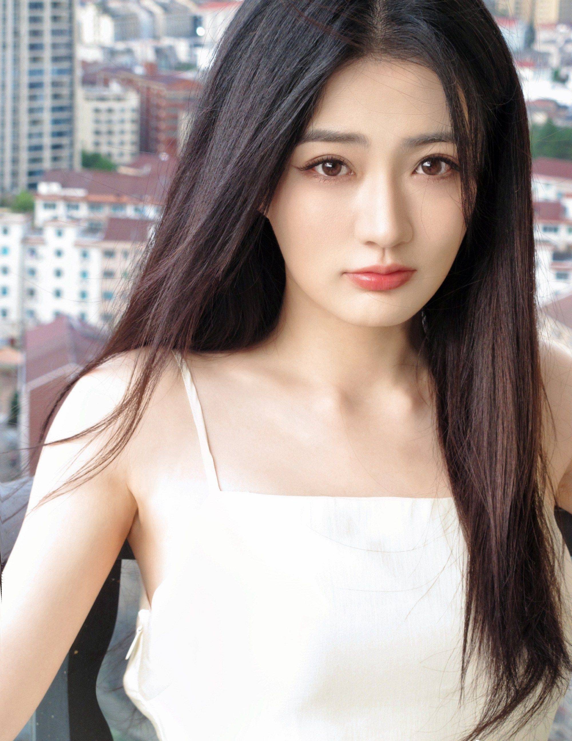 徐璐白色吊带连衣裙清纯写真_高跟鞋_黑色_外套