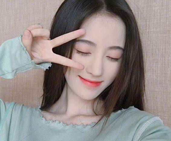 千年美女鞠婧祎自曝从前没人追?