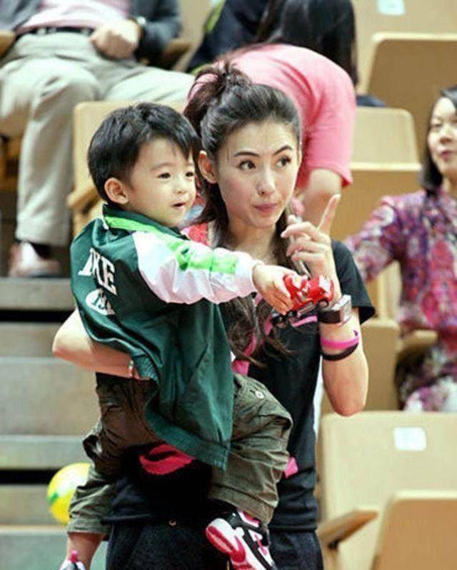 张柏芝带娃抱一个牵一个尽显心酸,而谢霆锋王菲甜蜜拖手仔散_孩子