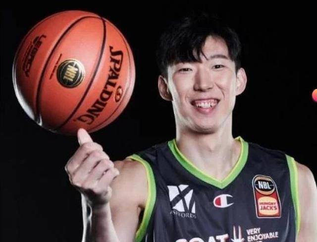 周琦,被队友恶搞了,还相当开心,看来,在那儿混的不错_凤凰队_澳大利亚