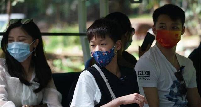 陈艾森女友首次曝光!与全红婵同游长隆,高颜值意外抢镜!