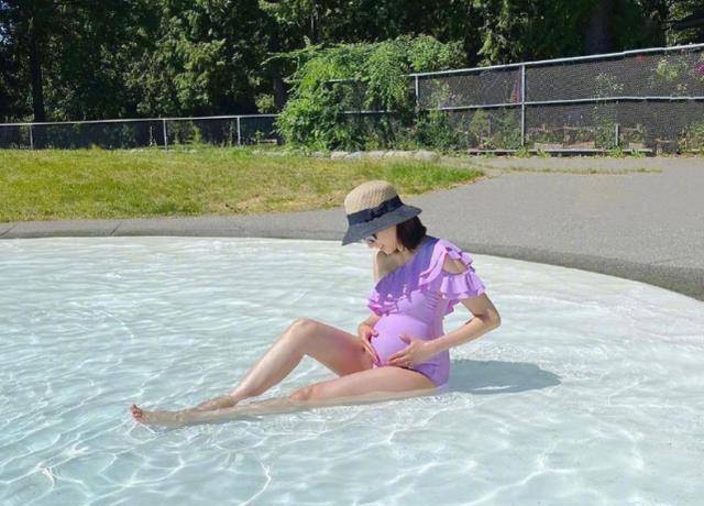 钟嘉欣晒温馨全家福,挺孕肚和老公贴脸合影,一双儿女颜值变高_生活