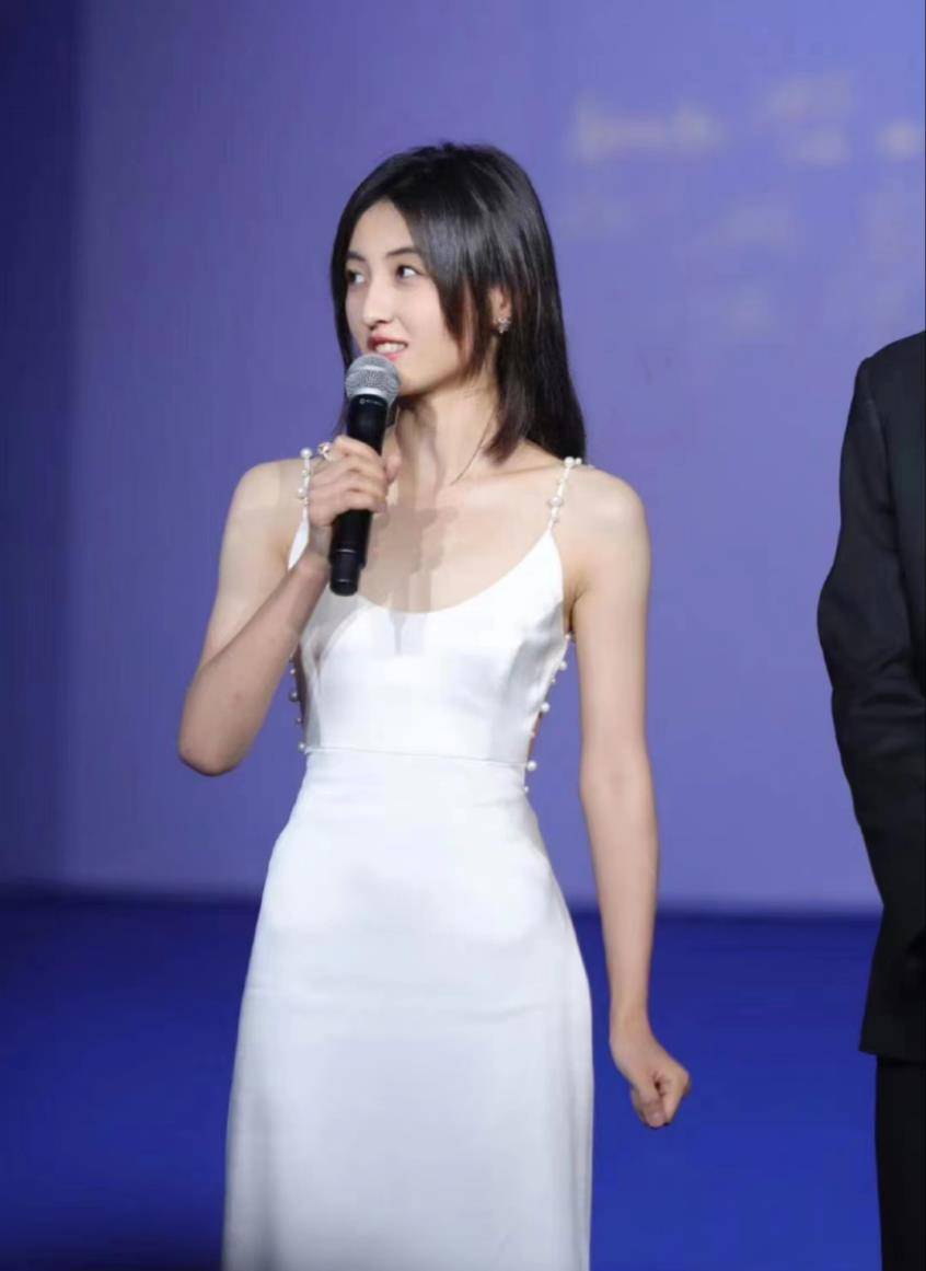 张子枫终于重生了,穿吊带裤罕见又惊艳,认真的样子也让人惊叹_风格