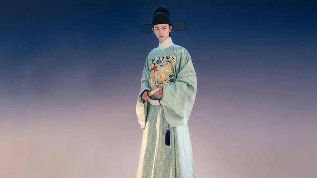 但不适合脖颈较短的矮个子的男生,高领且无法拉长身材比例的版型,很