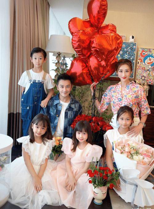 陈浩民一家6口走t台,女儿身高已到爸爸肩膀,儿子颜值复刻妈妈_蒋丽莎