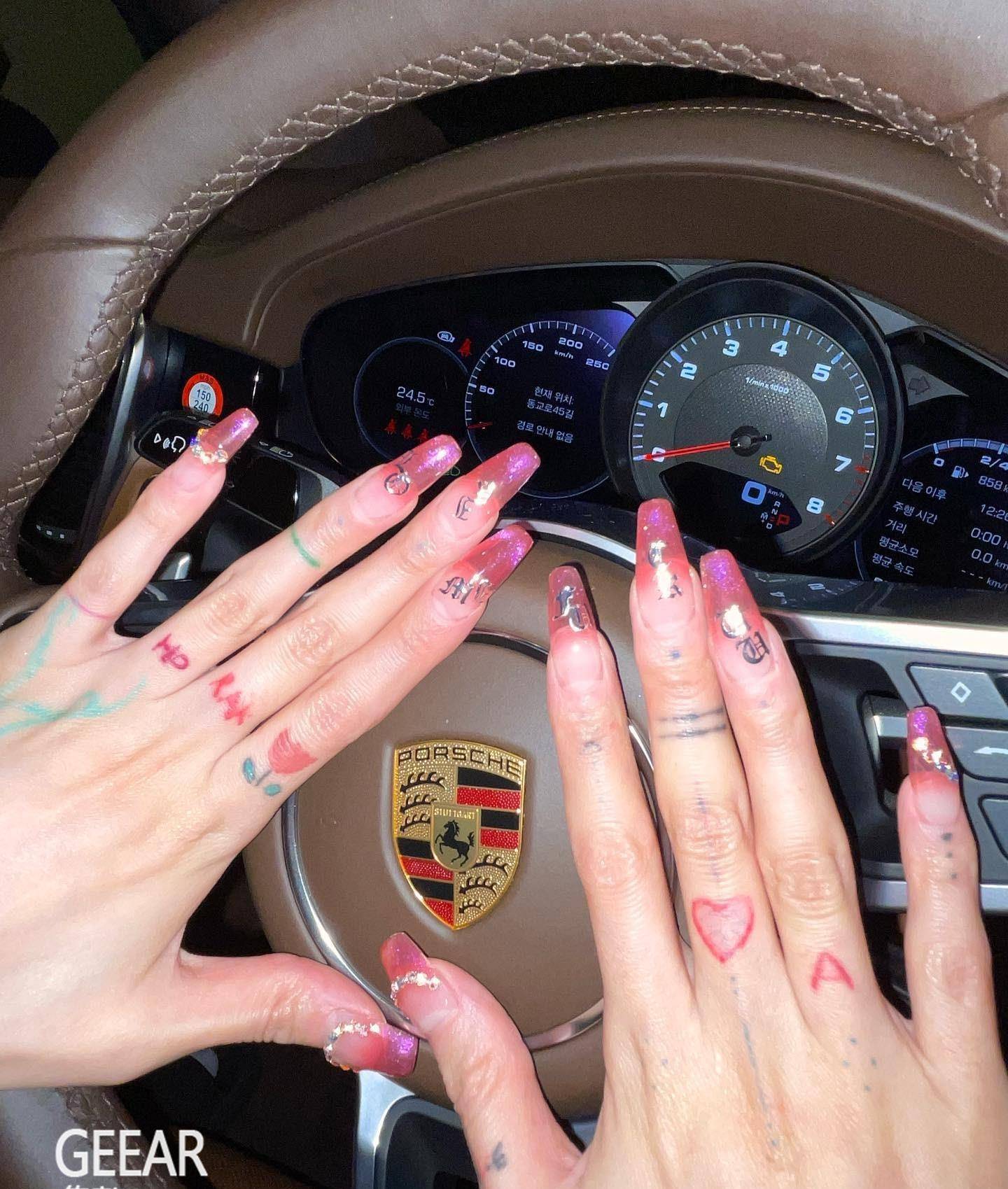 新衣触手可及:泫雅秀出5款清凉夏日造型!_美甲_指甲_颜色