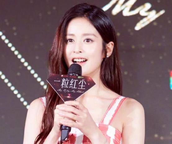 颖儿郭碧婷逛街美照,一个穿4万,一个穿7400,宛如仙女下凡_身材_一身