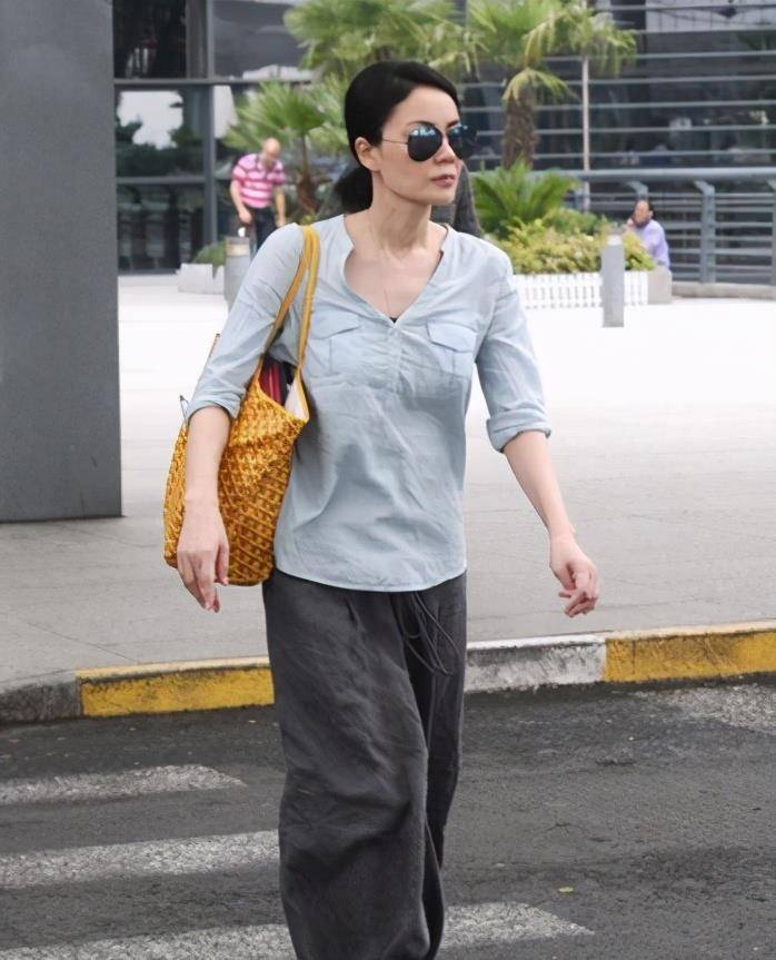 路人拍到的王菲真是不一样啊!皱纹和斑点清晰可见,很常见甚至老气!