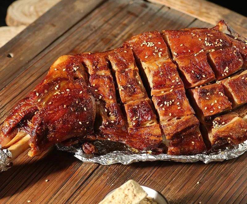 新疆风味烤羊腿配方,请记住一焖二烤三撒料,外酥里嫩,汁水饱满_步骤