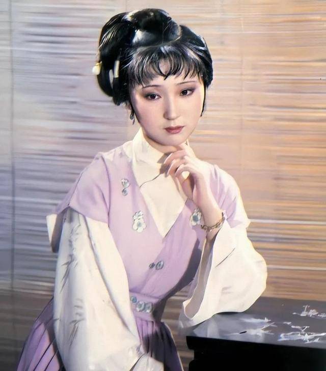 当时体重只有80斤,饱读诗书,又多愁善感的陈晓旭,几乎完美地吻合了曹