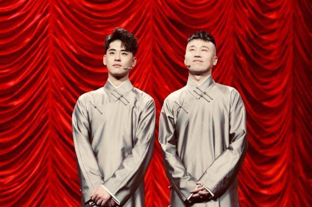 张云雷深夜抹泪告别男友人,还吻别?网友:信息量有点大_男性_黑衣_男子