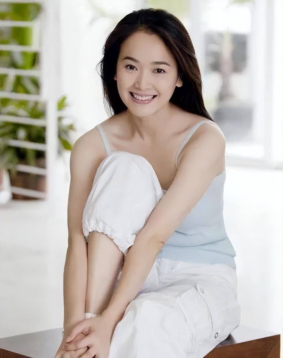 46岁左小青对比46岁袁泉,"打针脸"和天然脸的差距一目了然_自然_电影