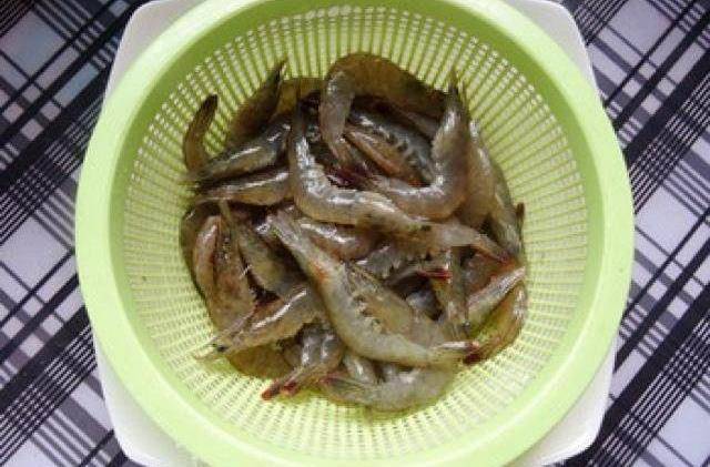 开背挑出虾线新鲜对虾剪刀减掉胡须虾腿(步足)和腹部的游泳足详细步骤