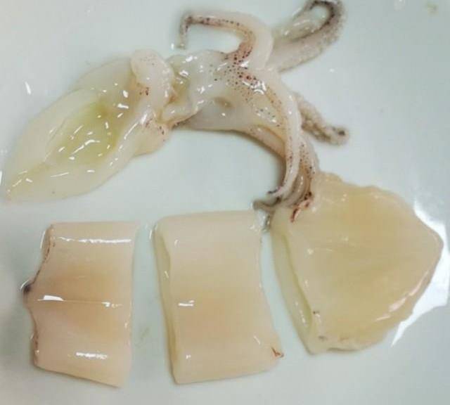 新鲜鱿鱼的做法,全过程共三十多张图片讲解,每一步都很详细_处理_蒜苗