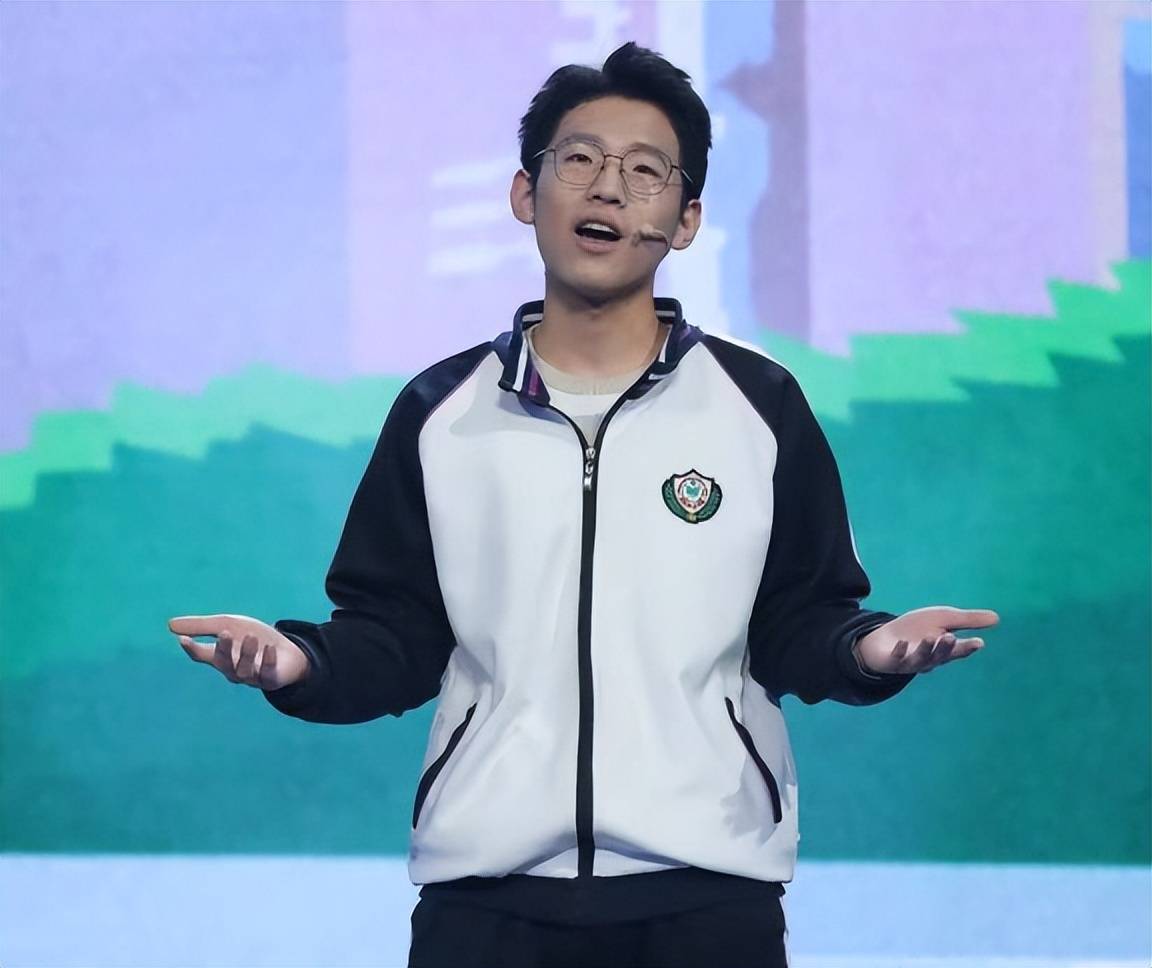 视频中的主人公名叫张锡峰,就读于河北衡水中学,据悉当时他正在参加