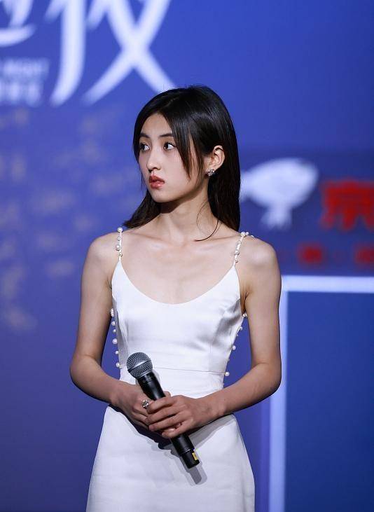 张子枫终于重生了,穿吊带裤罕见又惊艳,认真的样子也让人惊叹_风格