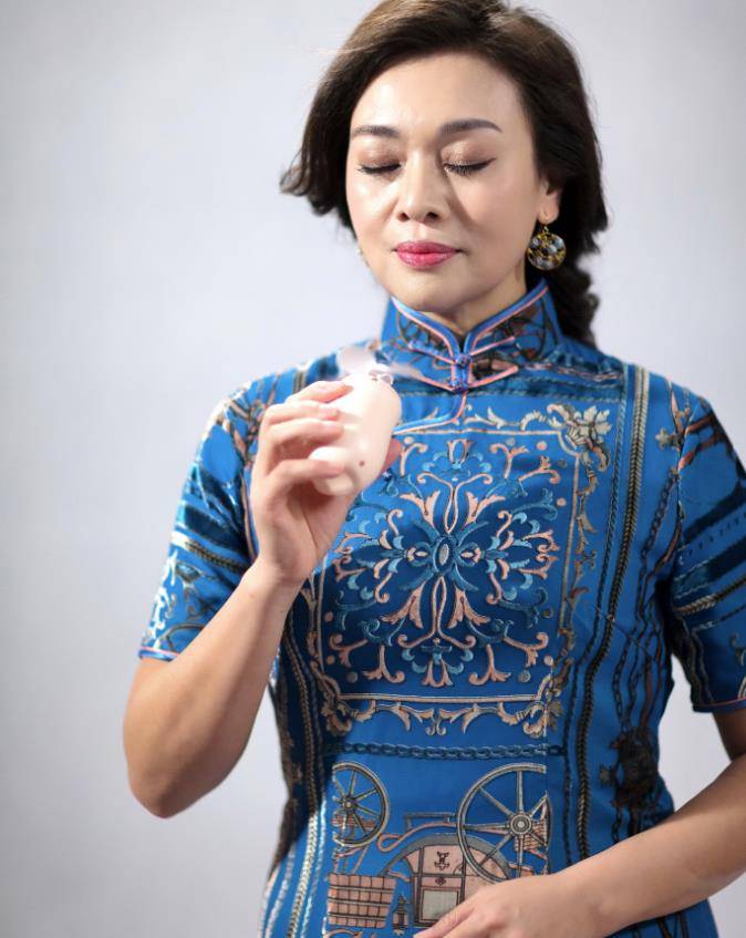 女人上了年纪,为什么劝你多穿艳色,多穿长衣,看56岁史可就知道_石可