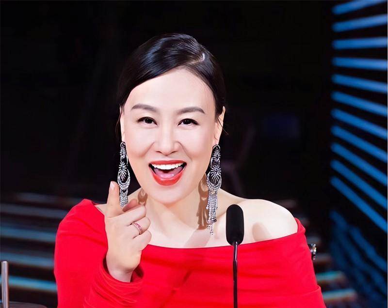 邬君梅的穿搭,我发现:穿衣鲜艳,头发烫卷,更高级优雅_女性_发型_衣服