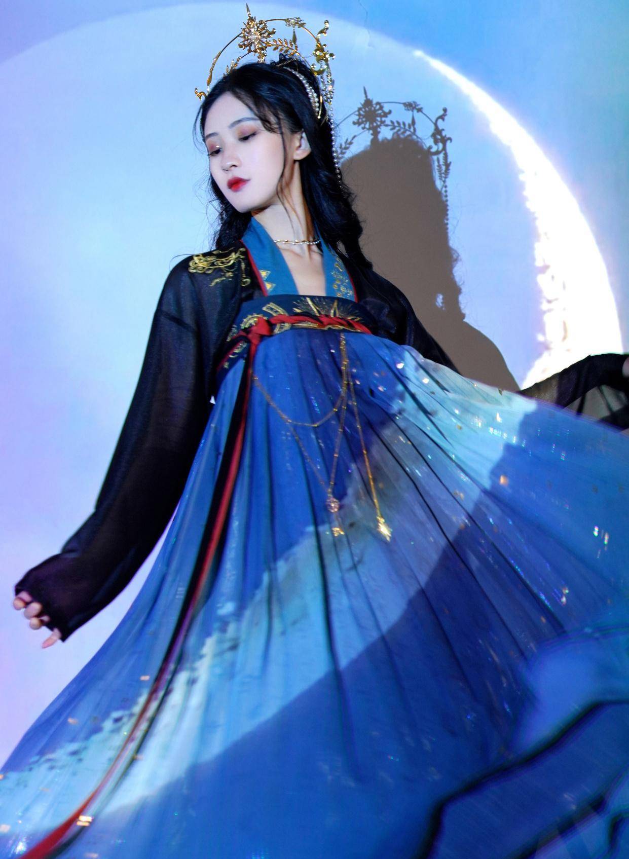 "暗黑系"汉服原来这么美,搭配lo发冠,更是古典优雅,高贵十足_风格