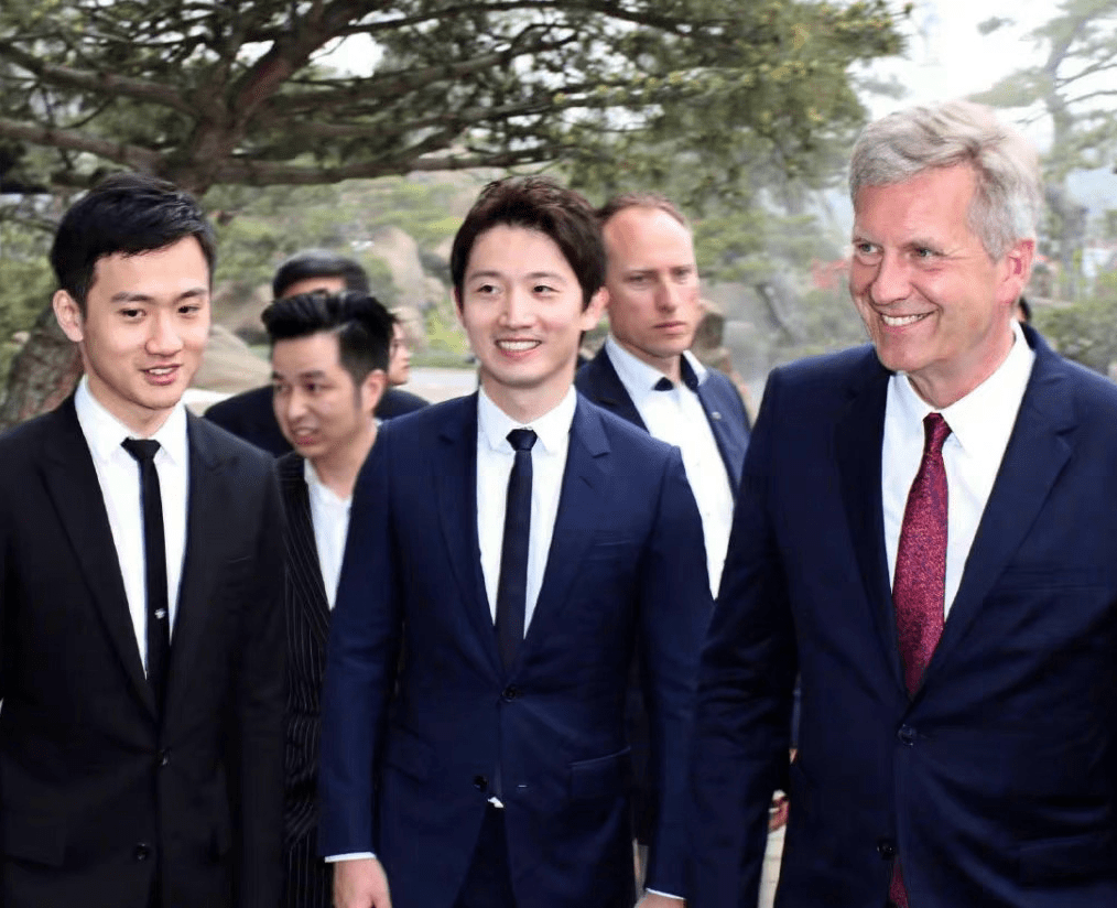 罗昊各方面都完美得毫无缺点,网络上也并没有负面绯闻,通过爆料视频中