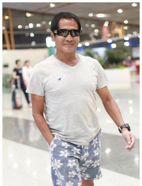 62岁齐秦近照曝光,曾经的男神老了,皮肤黝黑身体浮肿!_乐坛_感情_王灏