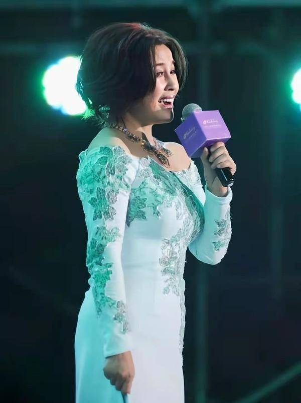 65岁刘晓庆老态毕现,穿紧身裙难掩发福感,搭配碎花略显不得体_中年