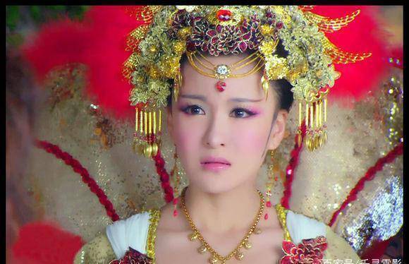 3,凤青青(郑亦桐饰):轩辕坟三妖之一,九尾狐的二妹