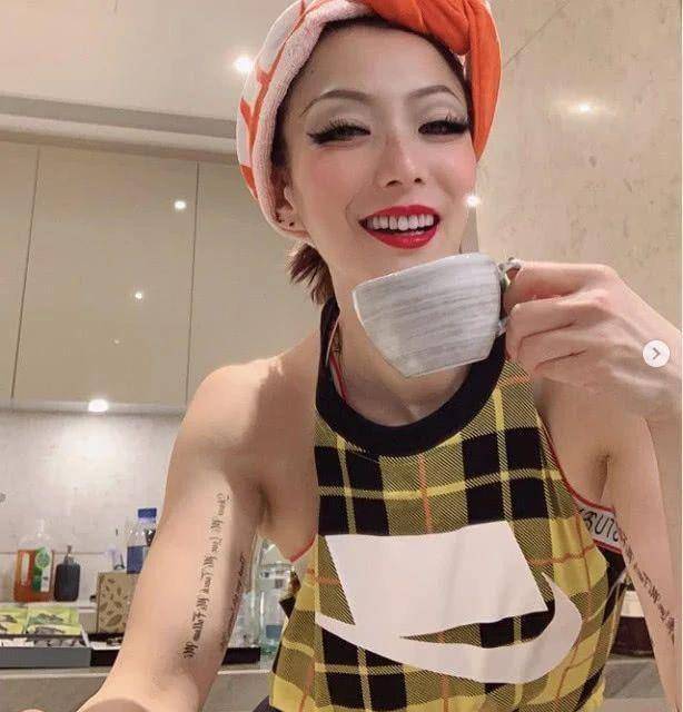 郑秀文近照大变样,腰上赘肉明显妆容吓人,血纹身清晰可见_许志安_健身