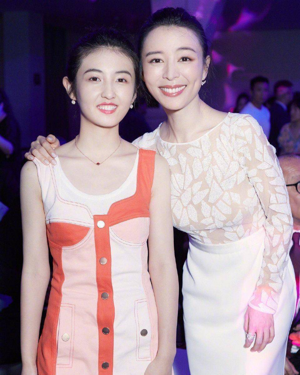 后张静初张子枫十年再聚,岁月真是一把"杀猪刀"_电影_方登_演技